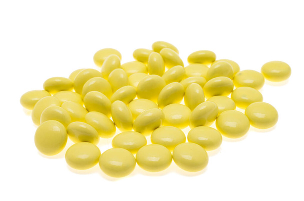 βαλεριάνα χάπια που απομονώνονται σε λευκό backgroun - Φωτογραφία, εικόνα