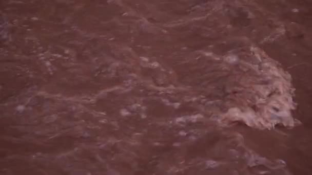 Красная вода. Камера движется вдоль реки, показывая красное побережье, пропитанное оксидом железа - Кадры, видео