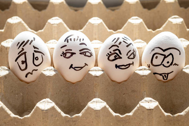 Huevos de pollo con caras pintadas - Foto, Imagen