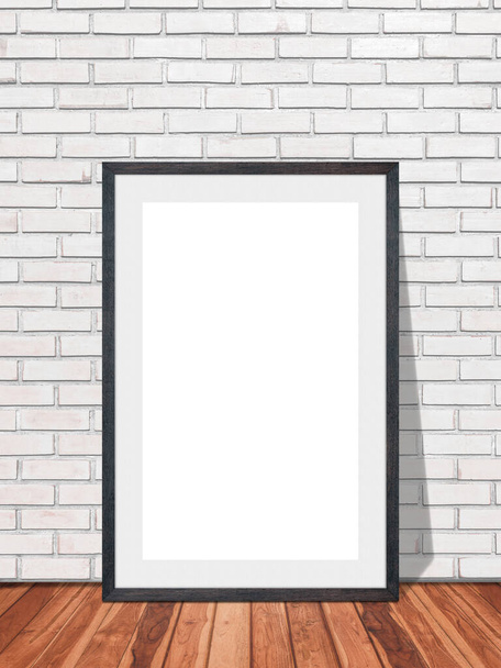 Черная бланк-рама в белой стене с деревянным полом текстура интерьера комнаты фон, макет соблазнить для вашего содержания или дизайна. - Фото, изображение