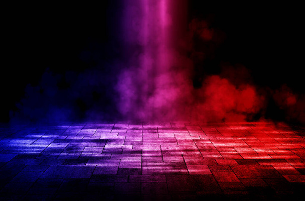 スタジオの空のスペース暗い部屋霧や霧や照明効果赤と青コンクリート床の上グランジテクスチャ背景. - 写真・画像