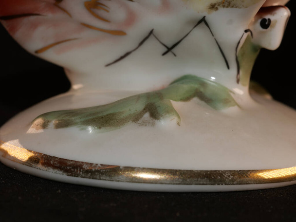 Figurine papillon en porcelaine isolée sur fond noir - Photo, image