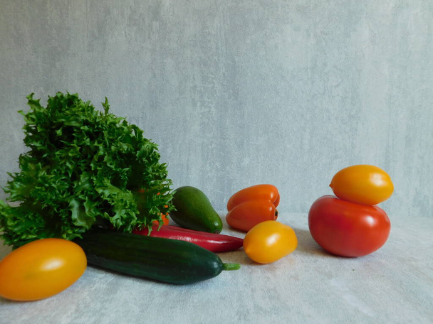 свежие овощи на столе после рынка - Фото, изображение