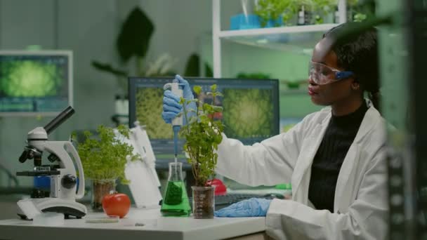 Científico biólogo hablando solución de frasco médico - Imágenes, Vídeo