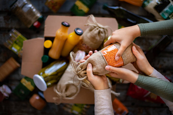 貧しい人々のための食品の箱を持つボランティア。ラマザン・コリシ。寄付の概念。パッケージ内の多くの食品.  - 写真・画像
