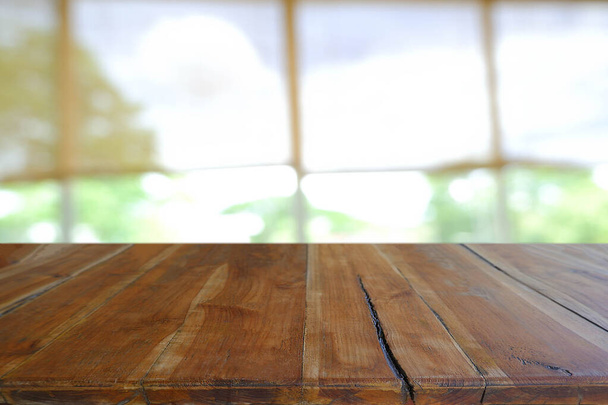 抽象的なぼやけたカフェ、夜のレストランの前に空の木製のテーブル。モンタージュプロダクトディスプレイやデザインキーのビジュアルレイアウト – Image - 写真・画像