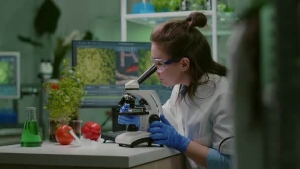 Portret van bioloog wetenschapper in witte jas werken in expertise laboratorium - Video