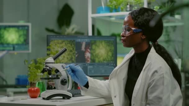 Mulher farmacêutica olhando para amostra de folha orgânica - Filmagem, Vídeo