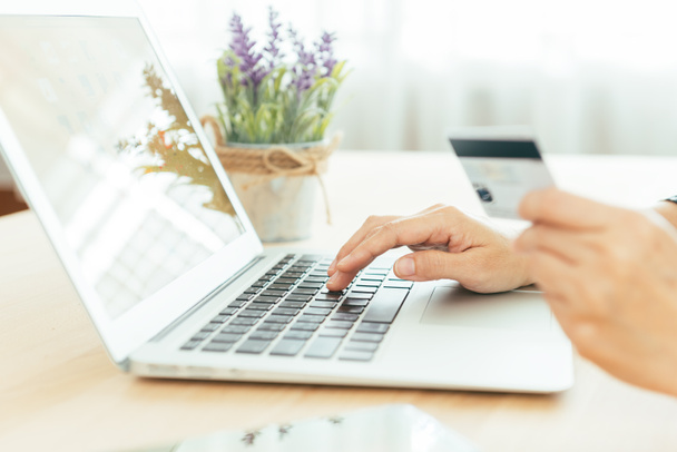 Le donne usano computer portatili e carte di credito per ordinare online. Concetti tecnologici e vita moderna - Foto, immagini