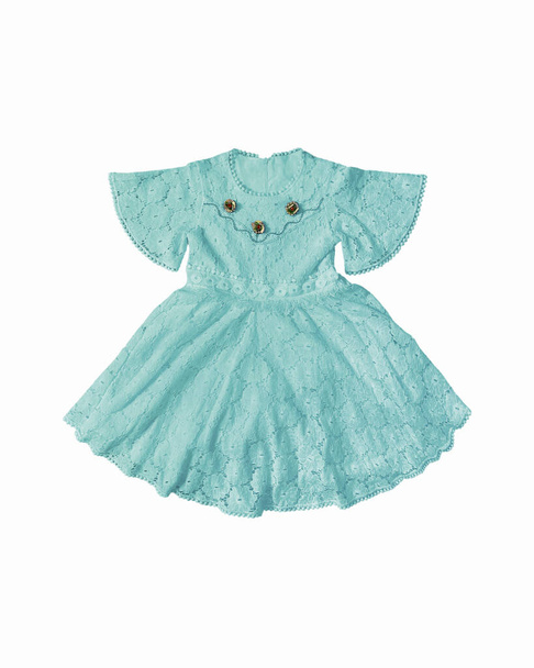 Meisje turquoise jurk met kleine bijouterie bloemen op de borst. Katoenen zomer kanten jurk voor baby meisje, geïsoleerd op een witte achtergrond. Kinderen meisje patroon jurk - Foto, afbeelding