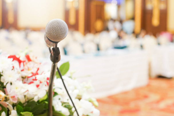 Mikrofon přes abstraktní rozmazané konferenční sál obchodní seminář - Fotografie, Obrázek
