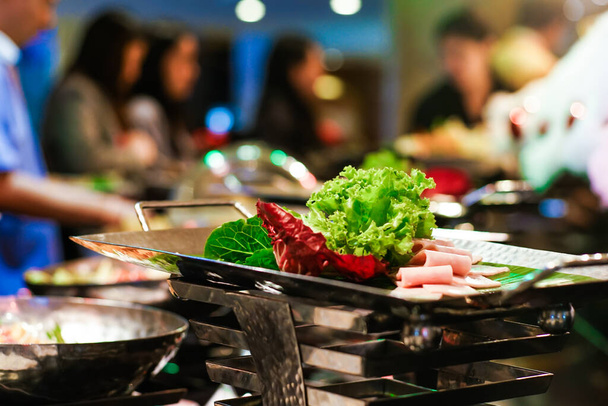 Hand van mensen grijpen buffet eten zelf serveren in het hotel seminar conferentie - Foto, afbeelding