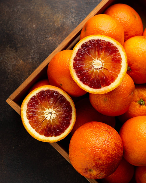 Свежие красные апельсины в деревянной коробке - Фото, изображение