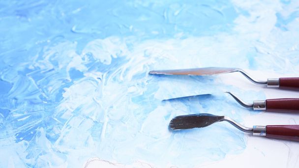 Ocean ακρυλική ζωγραφική με μαχαίρι παλέτα σε καμβά με μπλε και τιρκουάζ ως θαλασσινό νερό και κύμα με μυστρί υφή τεχνική. Βαφή με νερομπογιές. Καλοκαίρι και θαλασσογραφία αίσθηση και τόνος. - Φωτογραφία, εικόνα