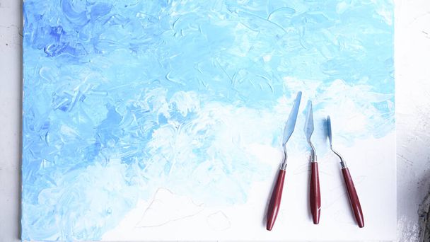 Oceaan acryl schilderen met palet mes op doek met blauw en turquoise als zeewater en golf met troffel textuur techniek. Water splash art hand verf. Zomer- en zeegezicht gevoel en toon. - Foto, afbeelding