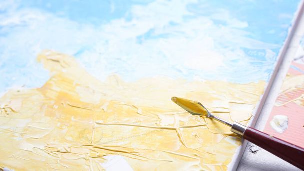 Malarstwo akrylowe oceaniczne z nożem paletowym na płótnie z niebiesko-turkusowym jak woda morska i fala. Złoty piasek na plaży z kielnią technika tekstury. Woda splash sztuki farby do rąk. Lato i morze uczucie i ton. - Zdjęcie, obraz