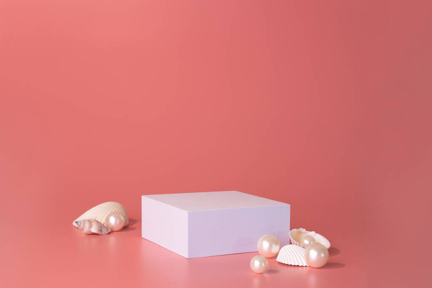 Bílé pódium na růžovém pozadí s perlami a mušlemi. Pódium na produkt, kosmetická prezentace. Kreativní maketa. Podstavec nebo platforma pro kosmetické výrobky. - Fotografie, Obrázek
