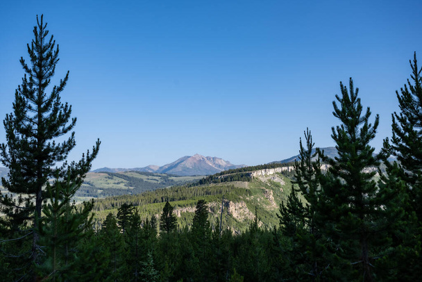 Widok z Trail Up Bunson Peak w Parku Narodowym Yellowstone - Zdjęcie, obraz