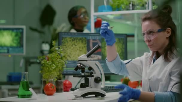 Ученый доктор, анализирующий ботанические растения под микроскопом - Кадры, видео