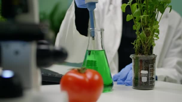 Gros plan de botaniste reseacher femme prenant dna test liquide à partir de verre médical avec micropipette - Séquence, vidéo