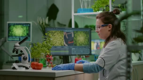 Botaniker tippt medizinisches Fachwissen auf Computer - Filmmaterial, Video
