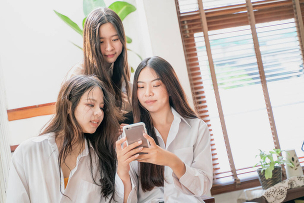 Grupo de mulheres de negócios usam conexão de mídia social smartphone em casa escritório venda online - Foto, Imagem