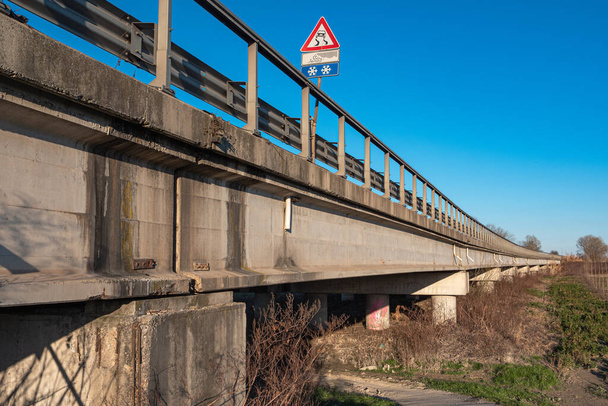 Boční pohled na dlouhý Viadukt postavený v železobetonu se zábradlím. - Fotografie, Obrázek