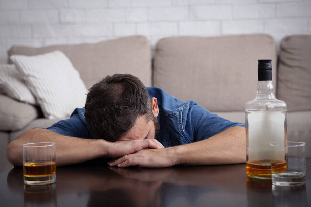Алкоголизм, зависимость, слабость и употребление виски в одиночку - Фото, изображение
