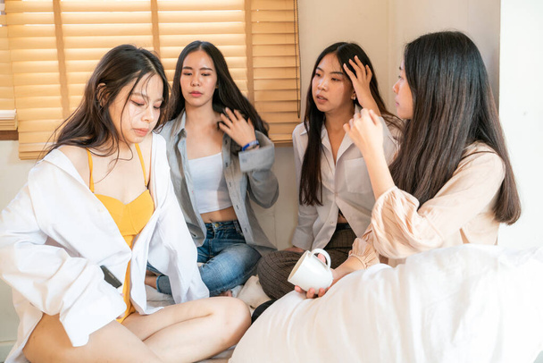 Група жінок розмовляє на затишному білому ліжку вранці з групою дружби з чашкою кави
 - Фото, зображення