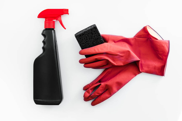 ensemble de produits chimiques ménagers pour le nettoyage sur un fond blanc. débarbouillettes, gants, bouteilles avec détergents en gros plan. maquette - Photo, image