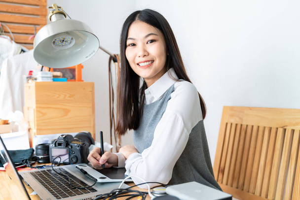 Usmívající se podnikání příležitostné ženy používají notebook připojení v malé domácí kanceláři - Fotografie, Obrázek