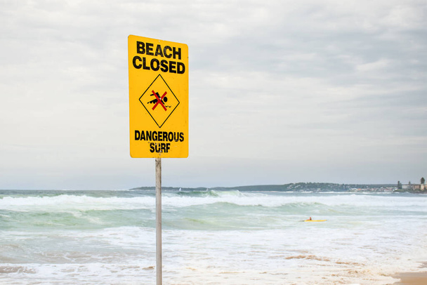 Avustralya plajında yüzücüler için plaj kapalı tabelası. Tehlikeli dalgalar ve yüksek gelgitler - Fotoğraf, Görsel