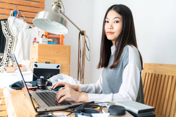 Χαμογελώντας επιχειρήσεων casual γυναίκες χρησιμοποιούν φορητούς υπολογιστές σύνδεση σε μικρό γραφείο στο σπίτι - Φωτογραφία, εικόνα