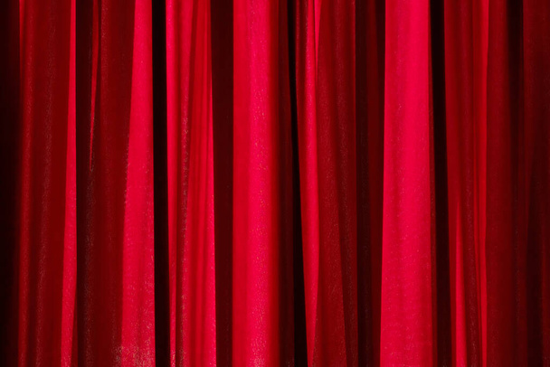 Κόκκινο πολυτέλεια κενό κουρτίνα inndoor δωμάτιο αφηρημένη φόντο - Φωτογραφία, εικόνα