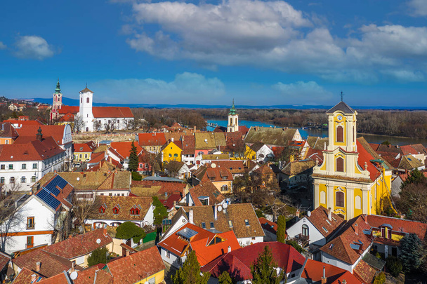 Szentendre, Ουγγαρία - Αεροφωτογραφία της πόλης του Szentendre σε μια ηλιόλουστη μέρα με το Βελιγράδι Σερβική Ορθόδοξη Μητρόπολη, Εκκλησία του Αγίου Ιωάννη του Προδρόμου, Εκκλησία του Αγίου Πέτρου και Παύλου και γαλάζιο ουρανό - Φωτογραφία, εικόνα