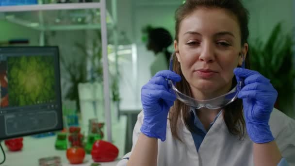Portrait de chercheur chimiste en équipement médical regardant dans la caméra - Séquence, vidéo