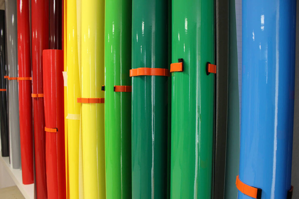 Película colorida rollos de película adhesiva en diferentes colores - Foto, Imagen