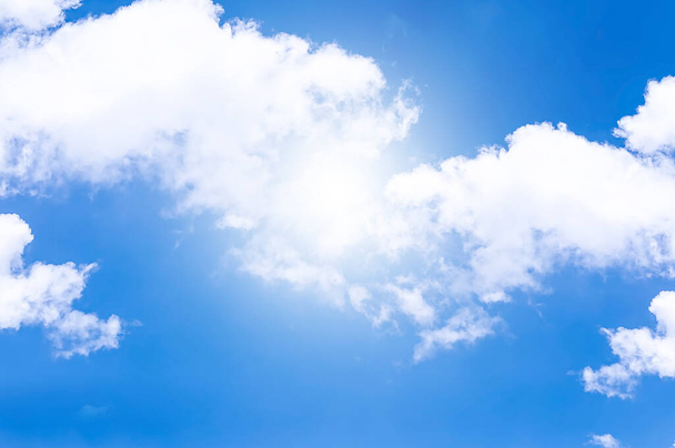 Modrá obloha s bílými mraky a slunečními paprsky - Fotografie, Obrázek
