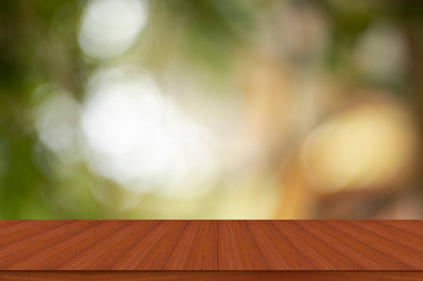 Table en bois vide et bokeh déconcentré et fonds flous avec la lumière du soleil. modèle d'affichage du produit. - Photo, image