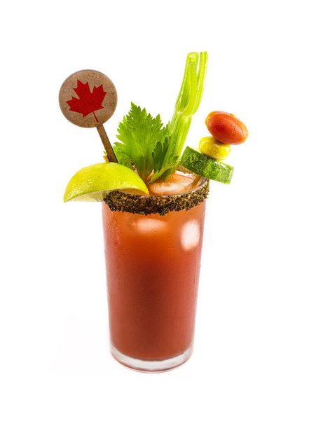 Kanadalainen Caesar-juoma, tyypillinen kanadalainen juoma, chilikastikkeella, sellerillä, sitruunalla, vodkalla ja jäällä. Levy Kanadan lippu koristelu - Valokuva, kuva