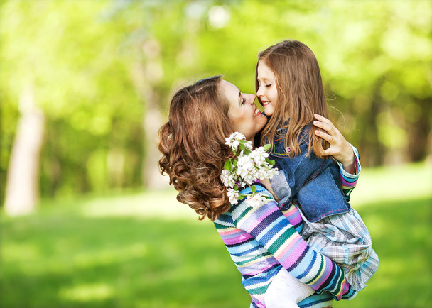 Mother and daughter in park. Mother Day. - Foto, Imagem