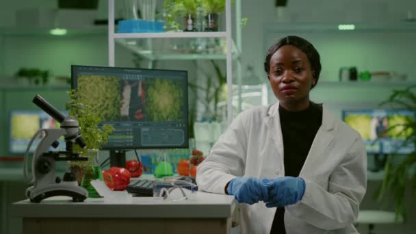 Pov of botanikus kutató nő elmagyarázza botanikai kísérlet során az online videocall - Felvétel, videó