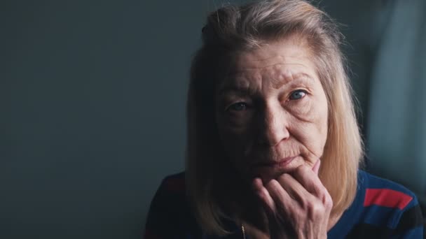 Portrait de vieille femme solitaire aux yeux bleus cheveux gris et peau ridée - Séquence, vidéo