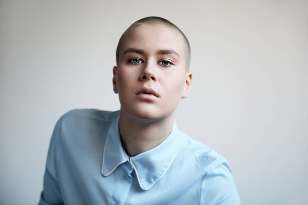 Portrait of a beautiful bald woman wearing blue clothes. - Foto, imagen