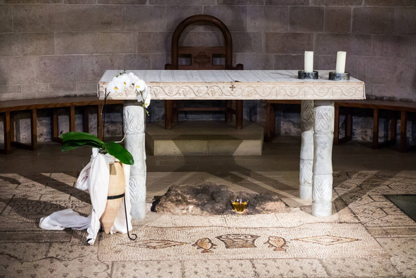 Tabgha, Izrael, 2020. január 27.: A kenyerek és halak sokszorosításának temploma a híres mozaikkal a padlón. - Fotó, kép