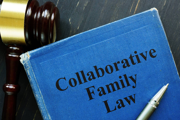 Το Συνεργατικό Οικογενειακό Δίκαιο εμφανίζεται σε μια φωτογραφία χρησιμοποιώντας το κείμενο - Φωτογραφία, εικόνα