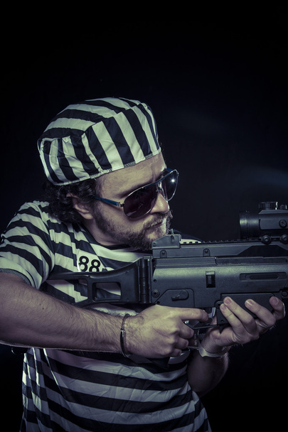 Prisoner with a machine gun - Foto, imagen