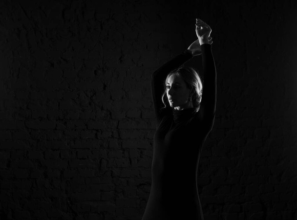 Black and white photography silhouette of a dancing woman. - Foto, imagen