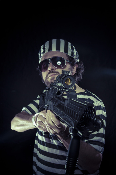 Prisoner with a machine gun - Foto, afbeelding
