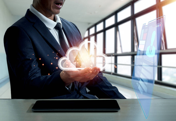 muž nosí oblek, pravou ruku s nápisem cloud computing a gestem na 3D obrazovku vykreslenou obchodní aplikací.To se může setkat a prezentovat přes online síť. Pozadí okna je rozmazané - Fotografie, Obrázek